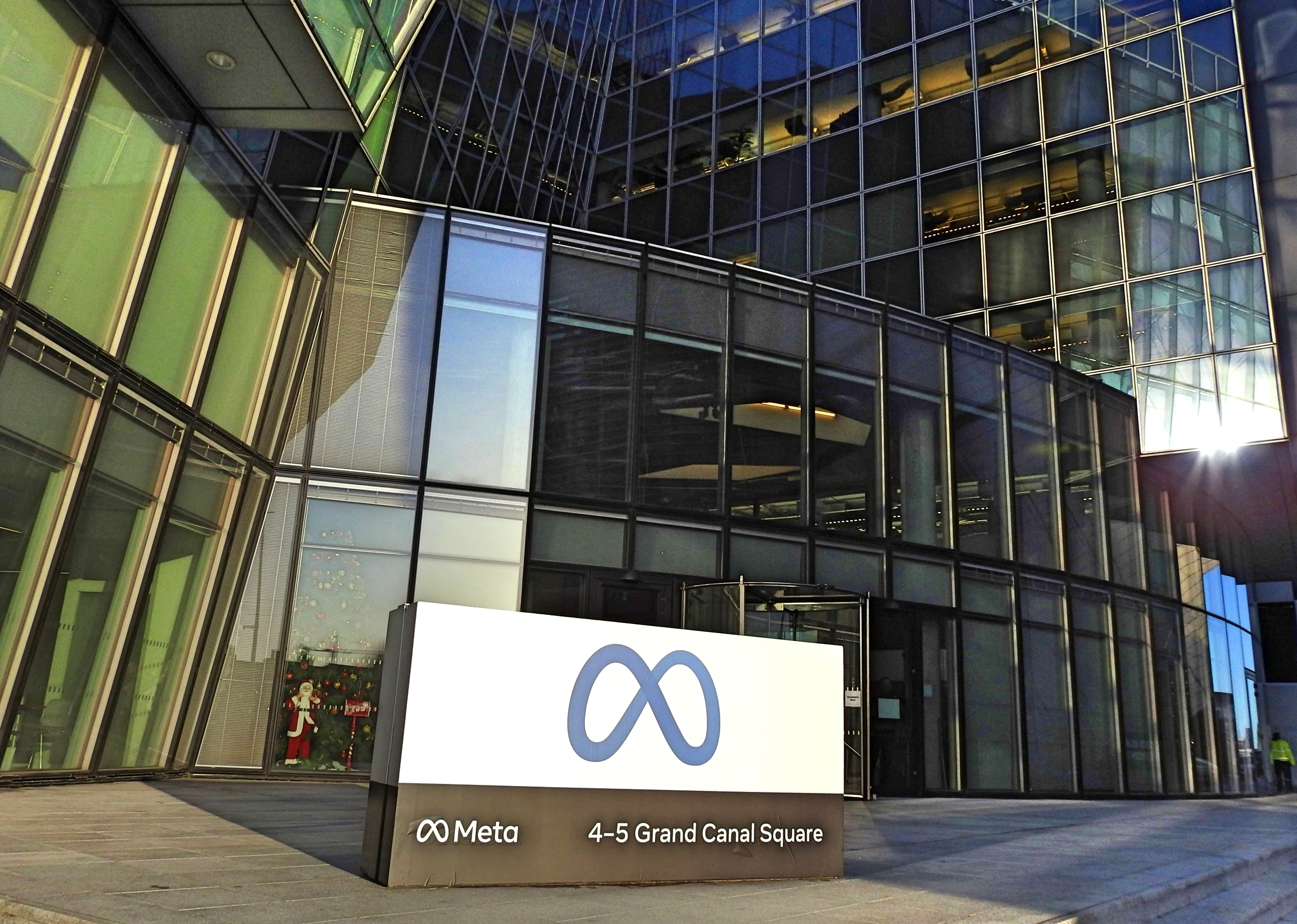 Meta Ads Best Practices pic in front of Meta building exterior sign