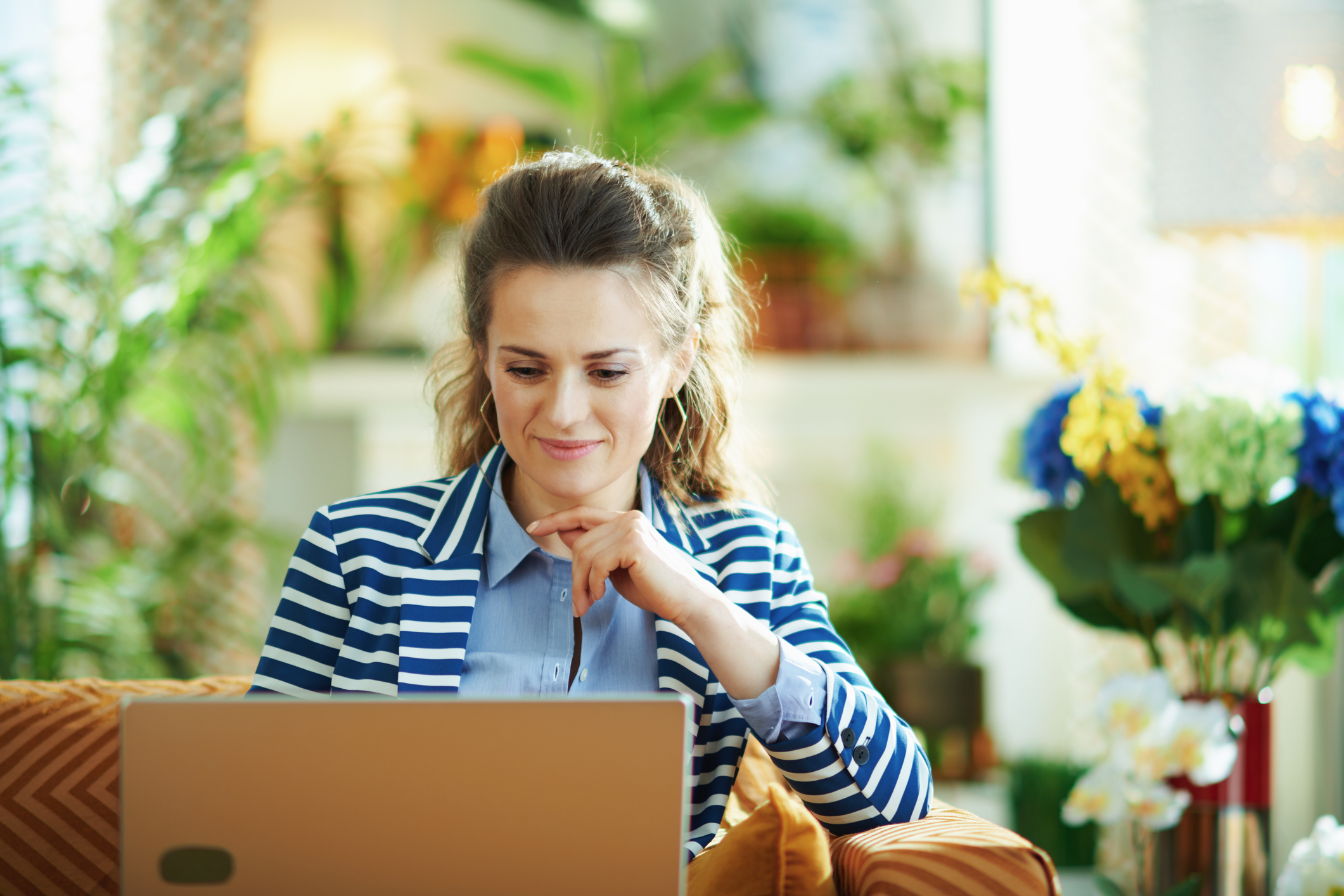 Director of admissions at an addiction treatment center researching addiction treatment PPC on her laptop